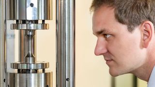 Bei der Methode wird Wasserstoff von innen durch eine Materialprobe geleitet. Das reduziert den Sicherheitsaufwand deutlich und damit die Kosten.  (Bild: BAM)