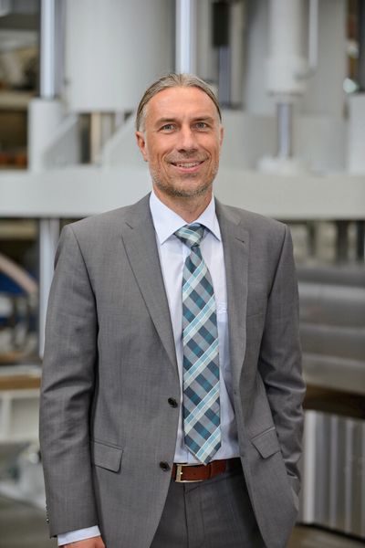 Dipl.-Ing. Stefan Herzinger, Geschäftsführer Wickert, sagt:„Wir sind stolz, für das ZLP des DLR diese Presse entwickeln und bauen zu dürfen. Dies zeigt nach den Erfolgen unserer Pressen im Flugzeug- und Fahrzeugbau, dass wir höchsten Ansprüchen genügen und zur künftigen Fertigung ganz neuer Compositebauteile mit die Grundlagen schaffen.“ (Bild: Wickert)