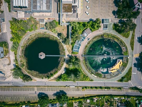 In Kläranlagen gibt es ein hohes Probenaufkommen für die chemische Analytik. Effiziente Systeme für Abewassermonitoring können helfen, Probleme frühzeitig zu erkennen.(Bild:  frei lizenziert, Patrick Federi / Unsplash)