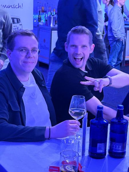 Jonas Ellersiek (l.) und Christian Wiechert (Wortmann) ließen den Tag gemütlich ausklingen und freuen sich schon auf das nächste Event. (Bild: Vogel IT-Medien GmbH)