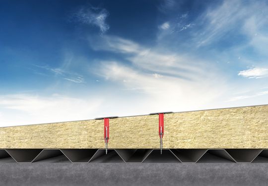 Für die langlebige Befestigung der Dämmung auf Stahl hat SFS BSA entwickelt. Das Befestigungssystem besteht aus einer vormontierten Kombination aus Befestiger und Tülle. (Bild:  SFS)