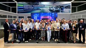 Preisverleihung in Frankfurt: Neben internationalen Gewinnern nahmen auch vier deutsche Betriebe den neu geschaffenen „ATE Smart Award“ auf der Automechanika entgegen. (Bild: Aumovio)