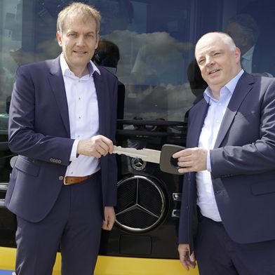 Heinz Friedrich, Leiter Vertrieb & Service Deutschland bei Daimler Buses (l.), übergibt den symbolischen Fahrzeugschlüssel an Thomas Moser, Technischer Vorstand und Sprecher der SSB. (Bild: Daimler Truck)
