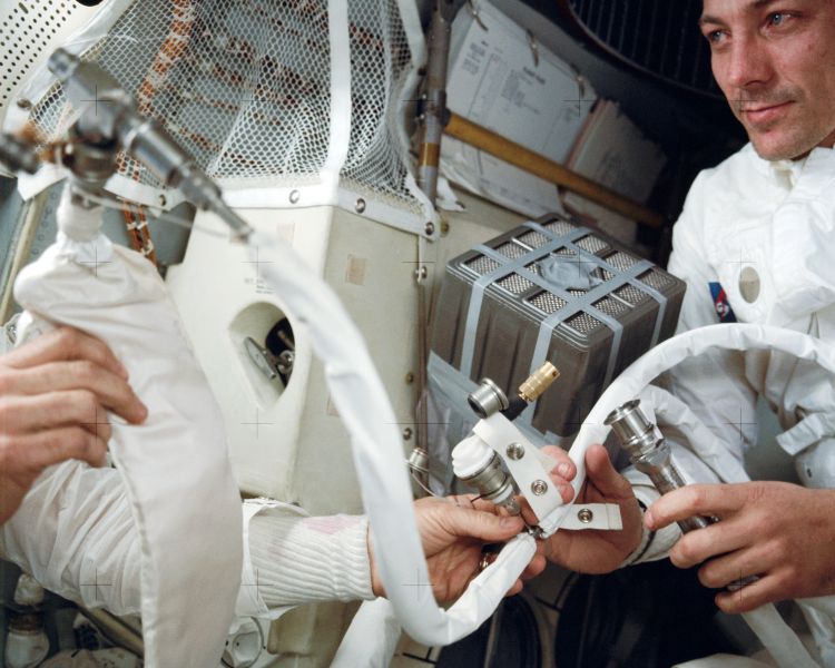 Das Eckige muss ins Runde: Die Astronauten mussten sich für die meiste verbliebene Zeit der Mission in die Landekapsel zurückziehen und diese als eine Art Rettungsboot verwenden. Ein Problem stellten die Kohledioxid-Filter dar: Die Filter des Raumschiffs verwendeten eckige Anschlüsse, das Filtersystem der Landekapseln besaß allerdings einen runden Anschluss. Aus den an Bord befindlichen Materialien musste ein Adapter improvisiert werden. (NASA)