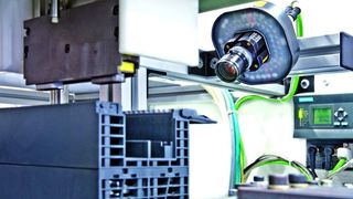 Mit dem Kamerasystem Simatic VS130-2 werden die Baugruppen bei jedem Fertigungs- und Prüfschritt automatisch identifiziert.Bild: Siemens (Archiv: Vogel Business Media)