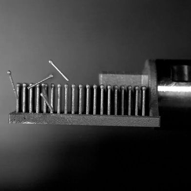 Schwupp, schon sind die Stützen weg! Hochgeschwindigkeitsaufnahme des automatischen, ultraschallbasierten Verfahrens zum Entfernen von optimierten Stützstrukturen an additiv gefertigten Metallteilen. Erstmals wird es auf der Formnext vom 17. bis 20. November präsentiert. (Bild: Fraunhofer IAPT)