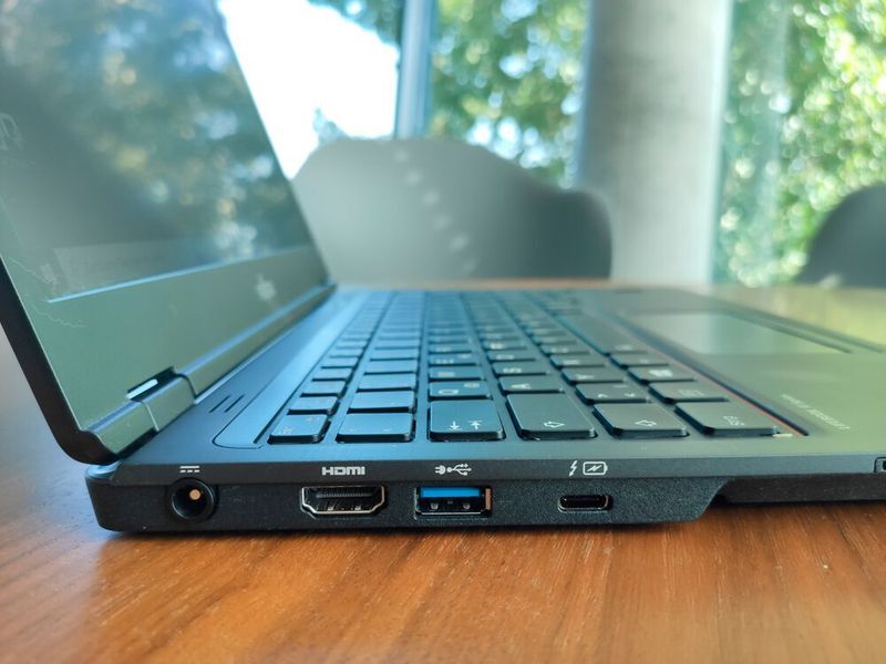 Das Lifebook kann mit dem beiliegenden Netzteil oder über USB-C geladen werden. Zudem kann der USB-C-Port als schnelle Docking-Schnittstelle genutzt werden – das U7310 verfügt über Thunderbolt 3. (Vogel IT-Medien)