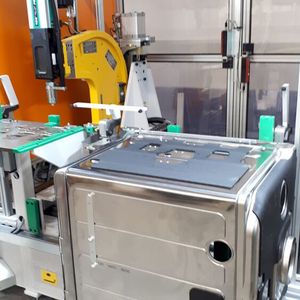 Die Höhe der Arbeitstische wurde von TOX so ausgelegt, dass sie dem Bediener das Auflegen der Bottiche so leicht wie möglich macht. (Bild:  Tox Pressotechnik)