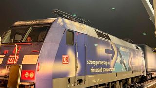 Happy Logistics! TFG Transfracht und der Terminalbetreiber Container Terminal Osnabrück (CTOS) bieten seit dem 10. Januar sechs wöchentliche Direktverbindungen zwischen Osnabrück und Hamburg an. Hier steht der Albatrosexpress im abendlichen CTOS. (Bild: CTOS)