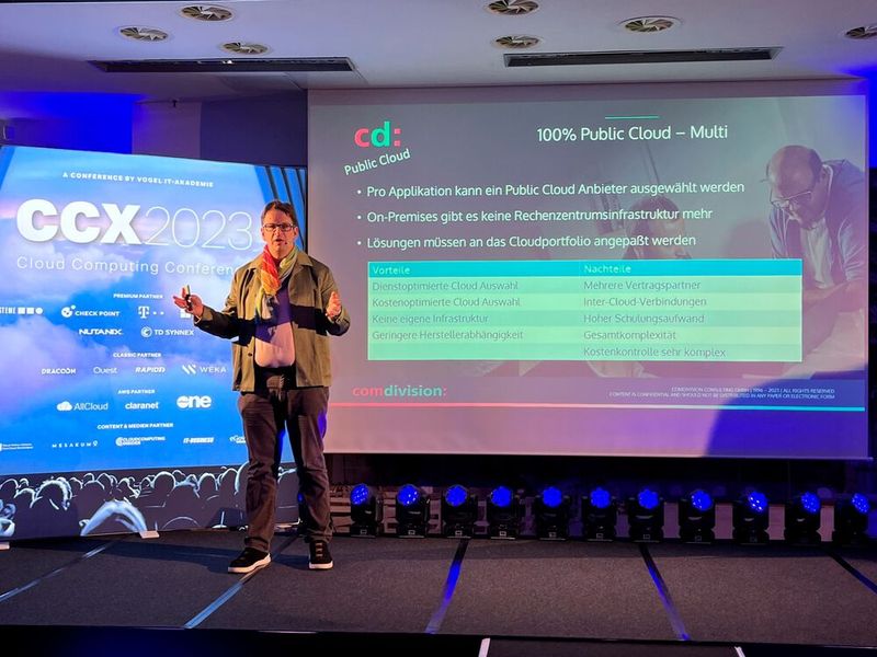 Den krönenden Abschluss der CCX gestaltete Yves Sandfort, Gründer und Geschäftsführer von comdivision, mit seiner Keynote und der Frage „Single oder Multi Cloud?“.  (Bild: Vogel IT-Akademie)