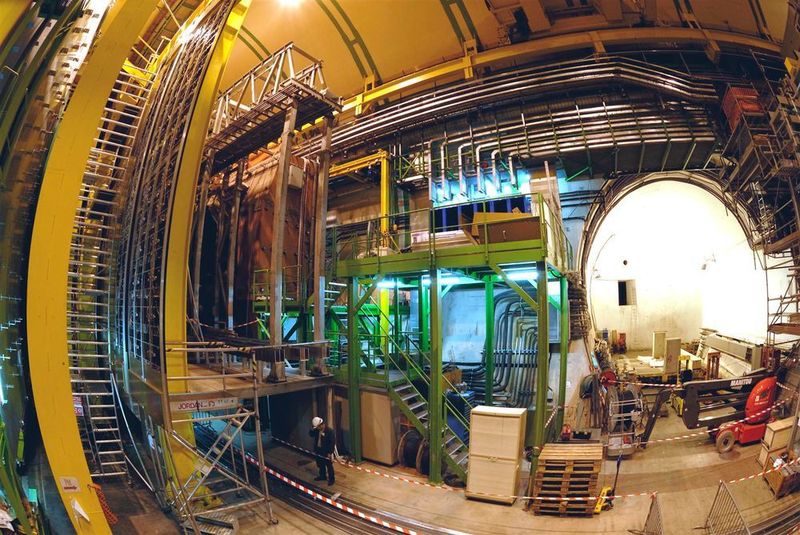 Im Teilchenbeschleuniger LHC werden Protonen und Ionen in nahezu Lichtgeschwindigkeit aufeinandergestoßen. (CERN / Claudia Marcelloni )