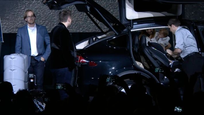 Es darf Anhänger bis zu 2268 kg ziehen ... (Tesla)