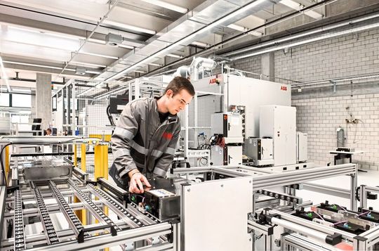 Die Schweizer Metall-, Elektro- und Maschinenindustrie leidet außer unter den weltweiten Problemen auch unter einem starken Franken. Die Schweizer Metall-, Elektro- und Maschinenindustrie leidet außer unter den weltweiten Problemen auch unter einem starken Franken.
