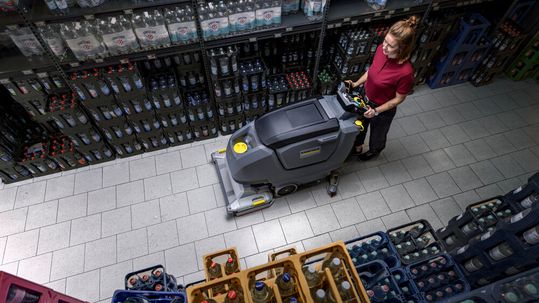 Die B 80 W von Kärcher ist eine Nachläufer-Scheuersaugmaschine auch für größere Logistikflächen und sehr komfortabel in der Handhabung.(Bild:  Kärcher)