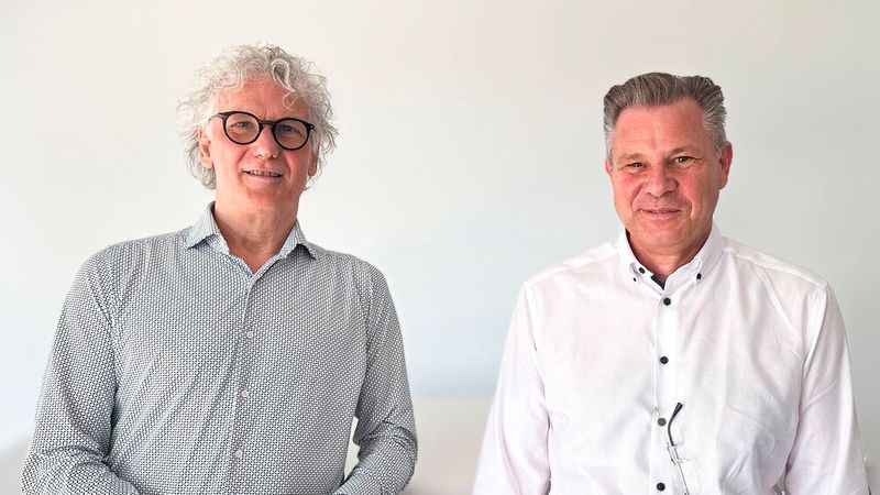 Dr. Stefan Rummenhöller (l.), Gründer von r-tec IT Security, übergibt zum 31. Juli 2026 nach rund 30 Jahren die Führung des Unternehmens an Torsten Wahle.(Bild:  r-tec IT Security)