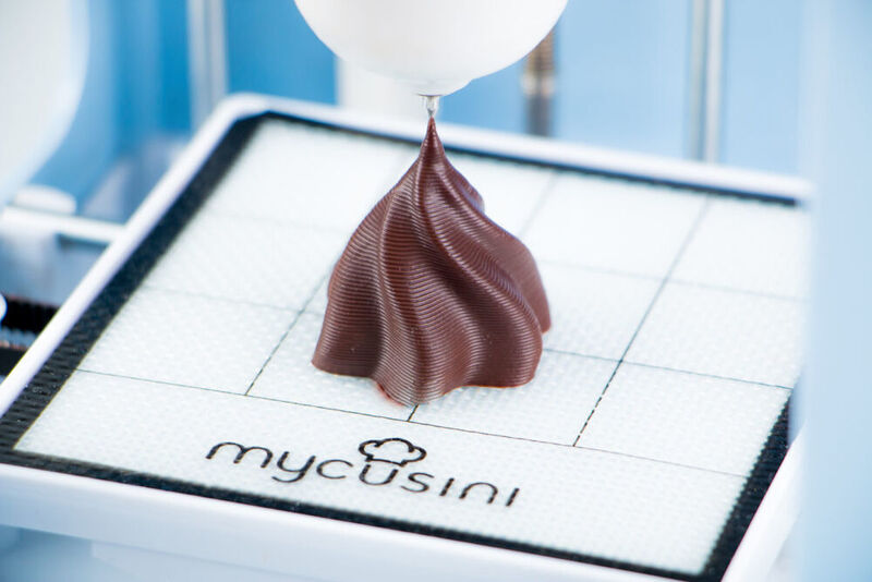 3D-gedruckte Schokolade können sie dagegen schon jetzt genießen. Das Unternehmen Print2Taste bietet beispielsweise einen 3D-Schokodrucker für Privatpersonen an. (Mycusini)