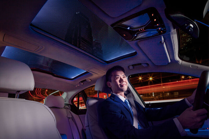 Designfläche im Himmel: Panoramadach mit Ambientebeleuchtung im neuen BMW i7.