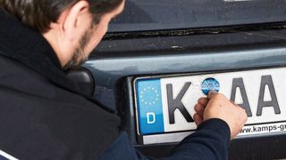 Mehr als zwei Drittel der von den TÜV geprüften Fahrzeuge erhielten die HU-Plakette ohne Beanstandung. (TÜV Rheinland)