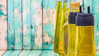 Afb. 1: Plantaardige oliën bevatten vaak de meervoudig onverzadigde vetzuren linolzuur en alfa-linoleenzuur. Beide zijn gevoelig voor de vorming van epoxiden – epoxiden hebben een genotoxisch potentieel. (Afbeelding:© akulamatiau - stock.adobe.com)