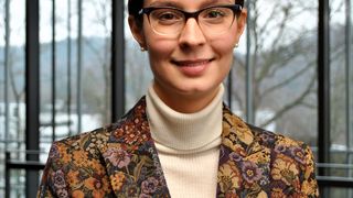 Ärzte sollen in Zukunft bei der Krebstherapie besser vorhersagen können, welches Medikament für einen bestimmten Patienten die besten Heilungschancen verspricht: Das Biotech-Unternehmen Roche hat die Forscherin Lara Schneider, wissenschaftliche Mitarbeiterin am Lehrstuhl von Prof. Hans-Peter Lenhof, hierfür mit dem ersten Preis des „Future X Healthcare Awards“ in der Kategorie „Scientific Excellence“ ausgezeichnet. (Uni Saarland / Ehrlich)