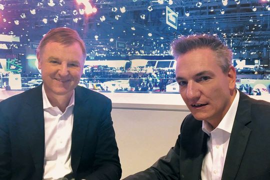 Car-Garantie-Vorstand Dr. Marcus Söldner (li.) im Gespräch mit »kfz-betrieb«-Chefredakteur Wolfgang Michel: „Ich möchte unserer Rolle als Bindeglied zwischen Hersteller und Händler noch mehr Gewicht verleihen.“(Bild:  CG Car-Garantie Versicherungs-AG)