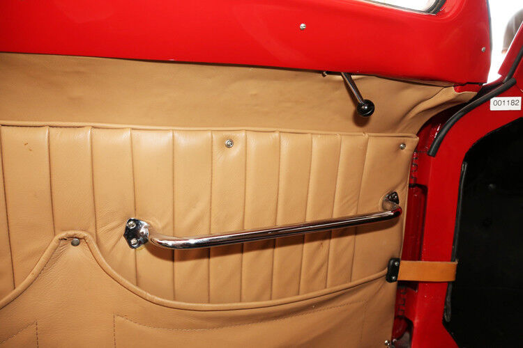 Edel verkleidete Tür, die mit dem kleinen Hebel oben geöffnet wird. (Foto: Fiat)