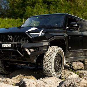 Selbst dicke Steine können dem Auto nichts anhaben. Das Luftfahrwerk hebt die Karosserie im Bedarfsfall um 14 Zentimeter auf eine maximale Bodenfreiheit von 35,5 Zentimeter.(Bild:  Dongfeng)