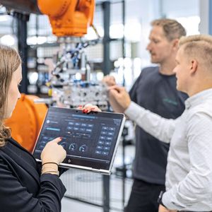 Mit eigenen digitalen Lösungen treibt Schaeffler Special Machinery die Vernetzung in der Produktion voran.(Bild:  Schaeffler/Daniel Karmann)