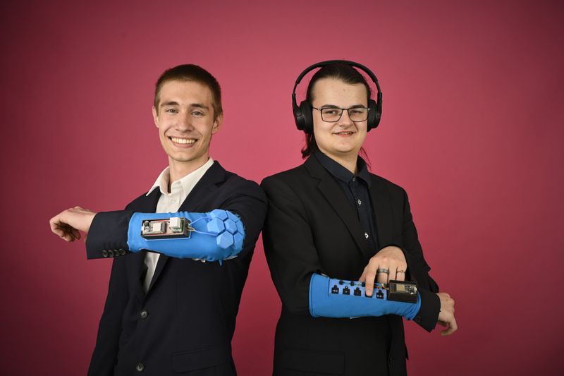 Im Fachgebiet Technik setzten sich Johann Elias Stoetzer (17) und Steven Gurgel (17) aus Mecklenburg-Vorpommern durch. Die beiden entwickelten ein Verfahren, um selbst hergestellte 3-D-Sensoren auf Textilien aufzudrucken. Ihr Ansatz ermöglicht künftig eine Reihe neuer Anwendungen, so etwa zur Ausstattung von Schutzkleidung.    Mehr zum Jugend-forscht-Projekt „3-D-Sensoren auf Stoff“.  (Stiftung Jugend Forscht e V. / Max Lautenschläger)