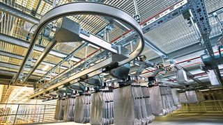 Mit dem „EcoPocket“-Taschensortersystem von Knapp lassen sich verschiedenste Produkte transportieren und sortieren. (Knapp)