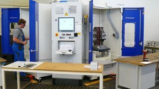 Mit dem zweiten, stirnseitigen Rüstplatz (l.) wird die Flexibilität erhöht und die Anlage ohne Verlust von Speicherplätzen kompakter. (Bild: Schuler)