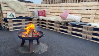 Ob fürs Grillen oder beim Aufwärmen: Palettenmöbel passen gut nach draußen. (Bild: HPE/Müller Zeiner Industrieverpackungen)