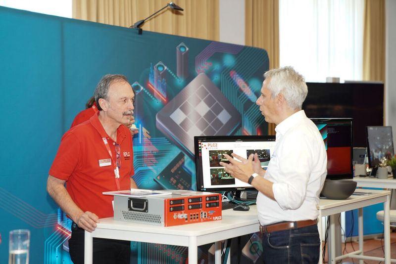 FPGA Conference Europe 2022: Über 70 Sprecher, 100 Vorträge und über 250 Teilnehmer – nach zwei Jahren mit Corona-bedingten Digitalkonferenzen fand die dreitägige FPGA Conference vom 5. bis 7. Juli 2022 endlich wieder als Präsenzveranstaltung statt. Besondere Highlights waren die spannende Keynote von Nick Ni von AMD/Xilinx, die interessante Couchtalk-Expertenrunde, der traditionelle BBQ-Grillabend sowie die vielen glücklichen Gewinner der Verlosungsaktionen.  (Bild: Nadine Stegemann)