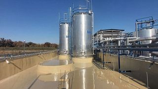 Chemark (Berhida/HU) produziert mehr als 65 Millionen Liter Pflanzenschutzmittel und Dünger pro Jahr. (Bild: Sto Építőanyag Kft./StoCretec.)