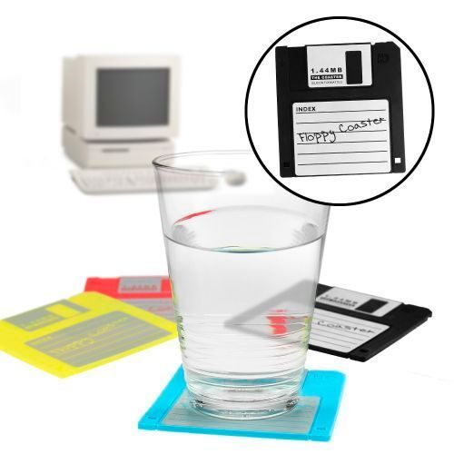 Die Floppy disk für den Esstisch gibt es ebenfalls bei www.monsterzeug.de. Kostenpunkt: 13,95 Euro für 4 Stück. (Monsterzeug)