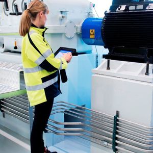 Bild 1: Die SKF Enlight-Plattform hilft den Bedienern, Daten von verschiedenen Quellen mithilfe eines Smartphones oder Tablets zu visualisieren. 