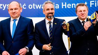 Eröffnungsfeier des neuen Hengst-Standorts im polnischen Gogolin. Robert Grek (Branch Director Hochtief Polska), Jens Röttgering (Inhaber und Chairman of the Board Hengst) und Bürgermeister Joachim Wojtala (v. li.). (Hengst)