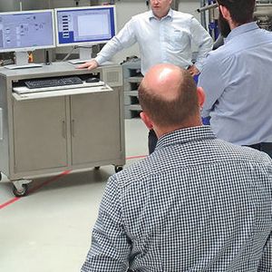 Ein Vertreter von Zeppelin erklärt die Fertigungsanlage für die Back- und Süßwarenproduktion. Aufmerksame Zuhörer sind die Vertreter der drei Softwareunternehmen.(Bild:  Oliver Thiel/Zeppelin)