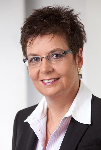 „Wenn gesunde Erwachsene während einer Hitzewelle täglich mindestens zwei bis drei Liter Wasser, ungesüßten Tee oder Saftschorlen trinken und leichte, vitaminreiche Kost zu sich nehmen, werden in der Regel keine gesundheitlichen Beschwerden auftreten“, Dr. Ursula Marschall, leitende Medizinerin bei der Barmer GEK. (Barmer GEK)