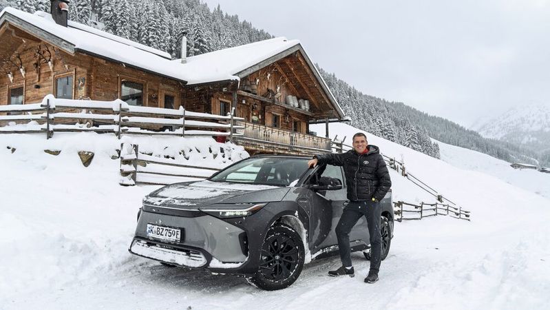 Toyota-Deutschland-Präsident André Schmidt will 2023 in Deutschland rund 4.000 Einheiten des schneetauglichen bZ4X verkaufen.(Bild:  Harald Dawo/Toyota)