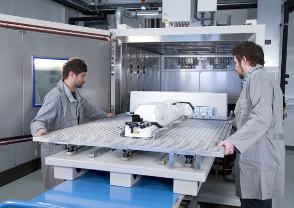 Beschickung einer 3000l Klimakammer im Systemprüfstand mit einem A1-etron Batteriesystem (Bild: Audi AG)