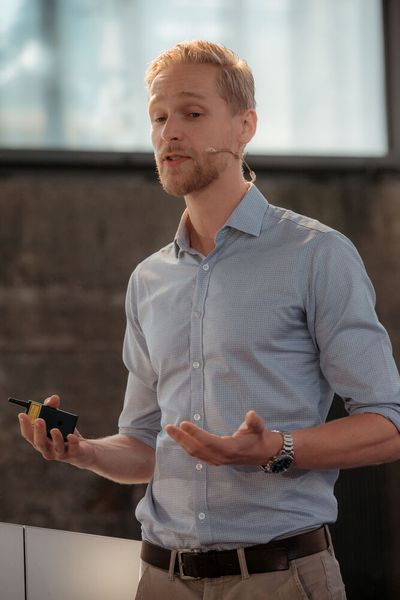 Wietze Beukema zeigte anhand eindrucksvoller Praxisbeispiele, wie leicht Abwehrmechanismen außer Kraft gesetzt werden können. (Bild: Vogel IT-Akademie)