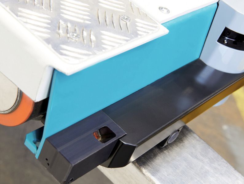 Der Überhangsensor (links im Bild) sorgt für genügend Abstand zwischen den eingelagerten Paletten, auch wenn die Ware über der Palette steht. (Bild: Bito)