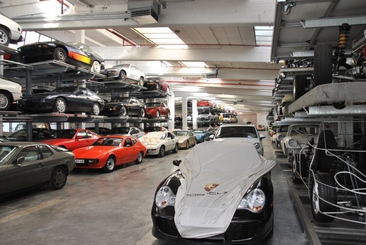 Hier Rennsportfahrzeuge, dort Sechs- und Achtzylinder-Prototypen. Doch auch die Vierzylinder-Modelle hortet man im Archiv sorgsam. (Foto: Dominsky)