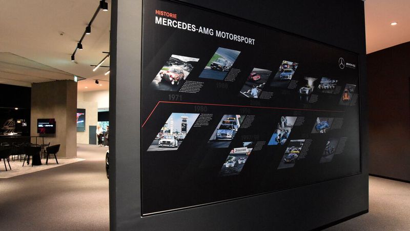 ... und sich an einer Stellwand in die AMG-Motorsport-Historie einlesen.  (Bild: Simon – »kfz-betrieb«)