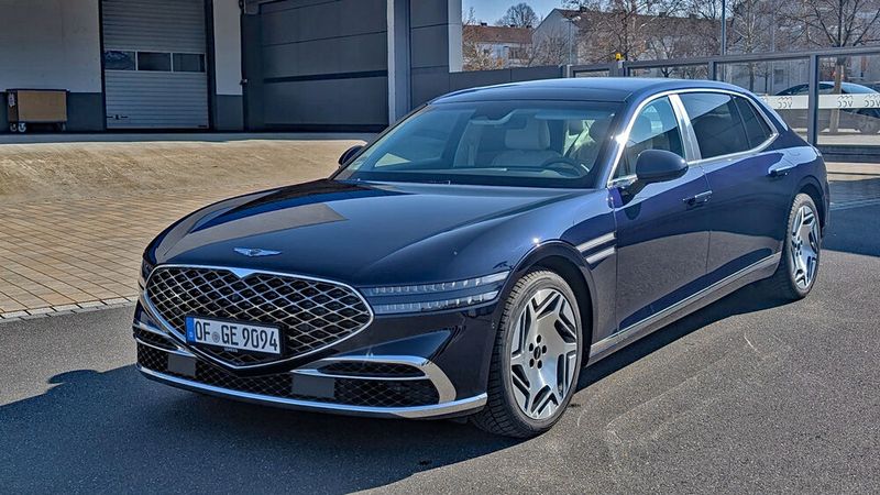 Majestätischer Auftritt: Der Genesis G90 strahlt mit seiner imposanten Front pure Eleganz aus. Die riesige Kühlermaske und die markanten Zwei-Linien-LED-Scheinwerfer sorgen für eine unverwechselbare Präsenz  – wenngleich das Auto und die Marke weitestgehend unbekannt sein dürften.  (Bild: Mauritz VCG)