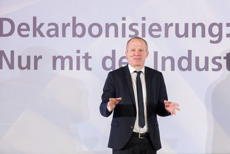 Handelsblatt-Redakteur Klaus Stratmann moderierte die VIK-Jahrestagung 2017 bekannt souverän. (Andrea Vollmer)