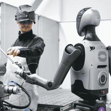 “Find a job that the humanoid can actually do, and understand your processes”—that’s the advice robotics expert Sebastian Prinz gives companies so they can benefit from the technology in the long term. (Source: Fraunhofer IEM / Janosch Gruschczyk)