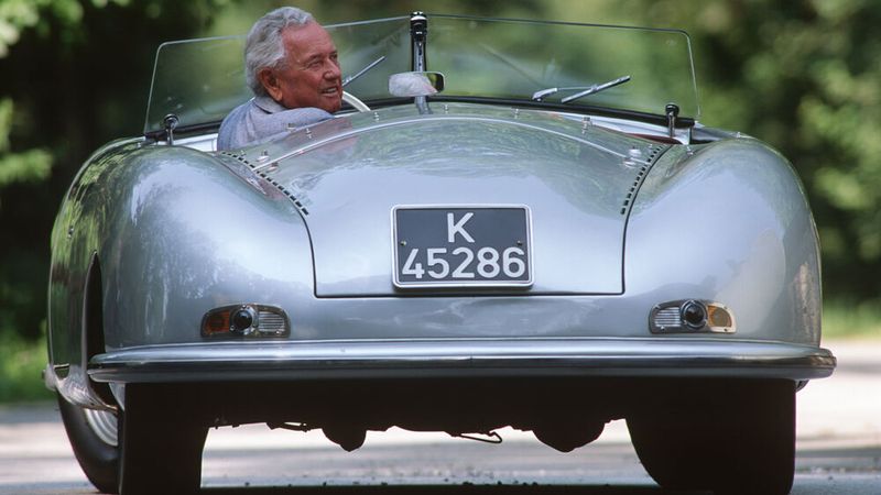 Der erste Wagen mit dem Namen Porsche war der Prototyp 356/1, ein Roadster mit Mittelmotor, von dem lediglich ein einziges Exemplar entstand. In Serie ging der 356 mit geändertem Rahmen und einem Heckmotor. Das Konzept des Ur-356 griff später der Porsche 550 wieder auf. (Bild: Porsche)