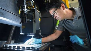 Ein Mitarbeiter beim Einstellen einer DLIP-Anlage. (Bild: Surfunction)